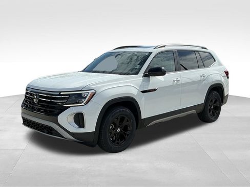 Used 2024 Volkswagen Atlas Peak Edition SE AWD/4WD image 2