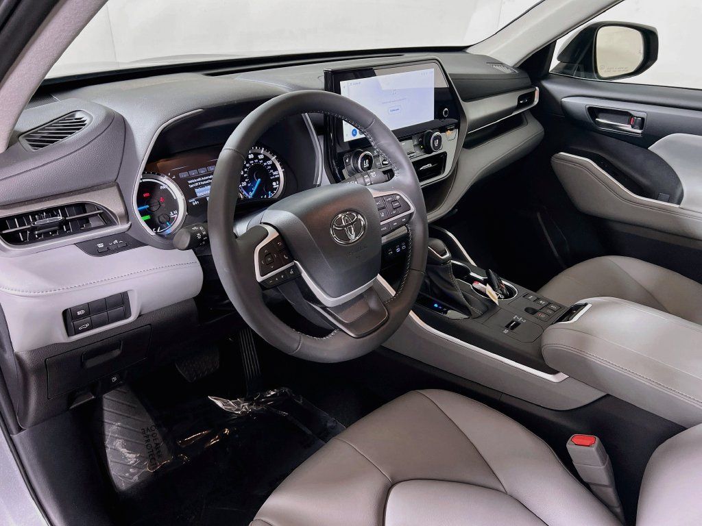 Certified 2026 Toyota Highlander XLE AWD/4WD image 9