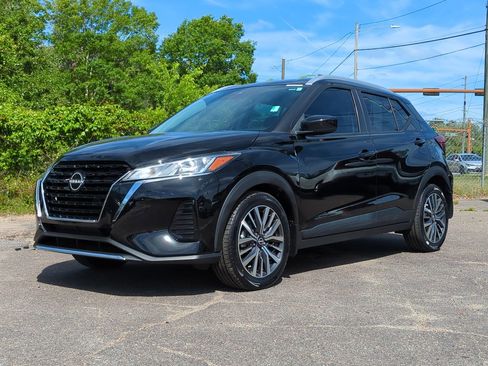 Used 2022 Nissan Kicks SV FWD image 1
