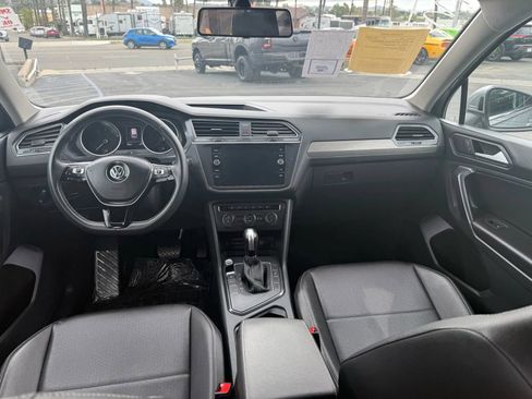 Used 2021 Volkswagen Tiguan SE FWD image 40