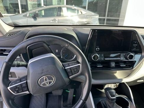Used 2023 Toyota Highlander LE AWD/4WD image 16