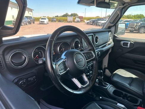 Used 2020 Jeep Gladiator Overland AWD/4WD image 2