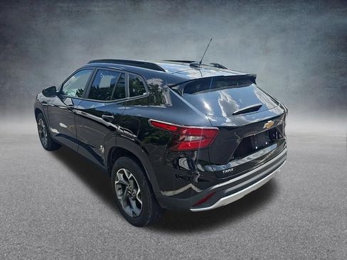 Used 2025 Chevrolet Trax LT FWD image 7
