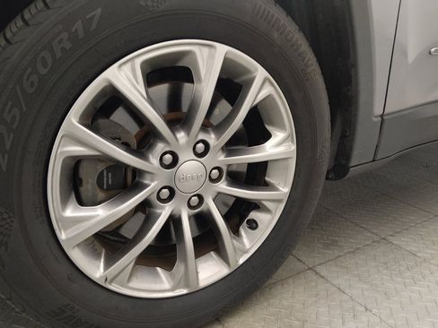Used 2019 Jeep Cherokee Latitude Plus FWD image 31