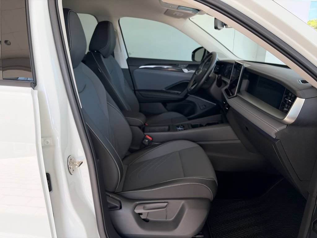 Certified 2025 Volkswagen Tiguan SE AWD/4WD image 32