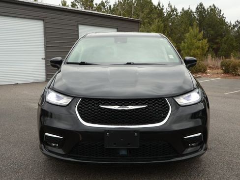 Used 2023 Chrysler Pacifica Touring-L image 2