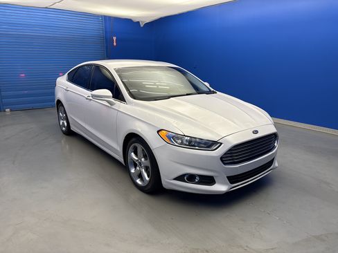 Used 2015 Ford Fusion SE w/ Equipment Group 201A FWD image 2