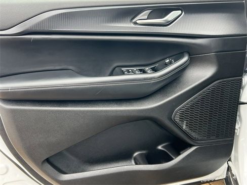 Used 2024 Jeep Grand Cherokee Altitude image 15