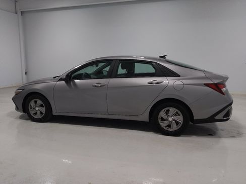 Used 2025 Hyundai Elantra SE FWD image 3