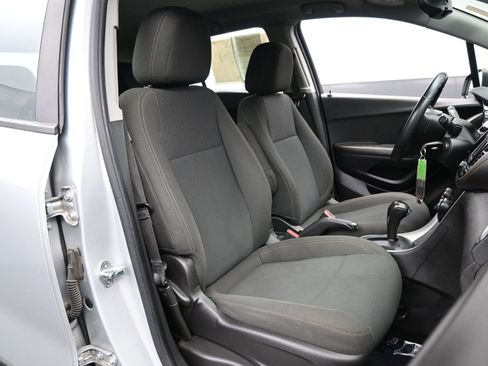 Used 2020 Chevrolet Trax LS FWD image 12