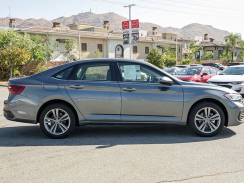 Used 2024 Volkswagen Jetta SE FWD image 3