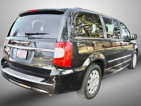 Used 2015 Chrysler Town & Country Touring image 7