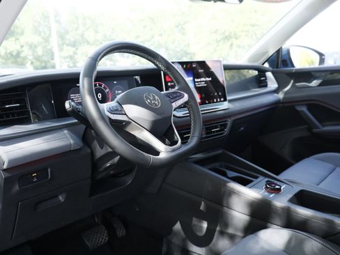 Certified 2025 Volkswagen Tiguan SE FWD image 8