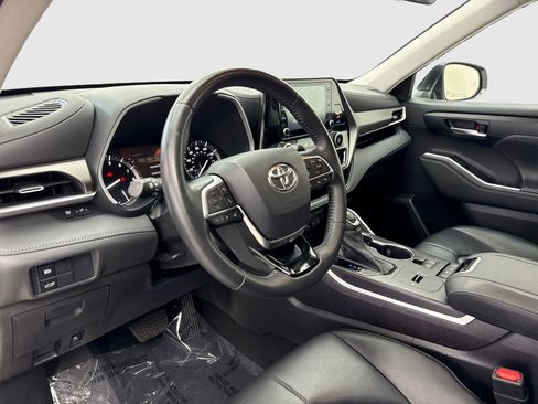 Used 2021 Toyota Highlander XLE FWD image 18