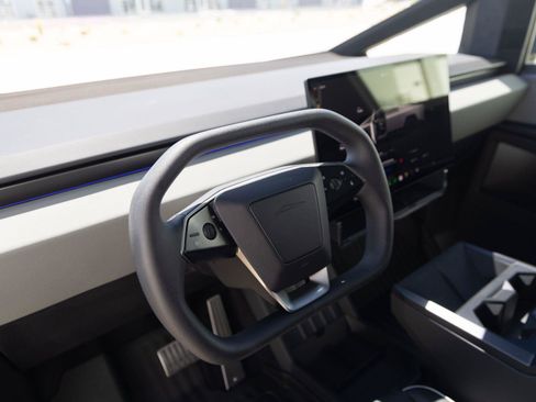 Used 2025 Tesla Cybertruck AWD Crew Cab image 19