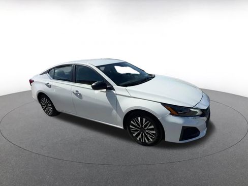 Used 2025 Nissan Altima 2.5 SV image 2