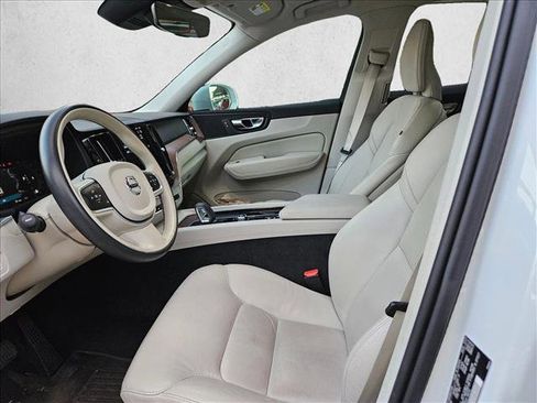 Used 2022 Volvo XC60 B5 Momentum w/ Climate Package image 17