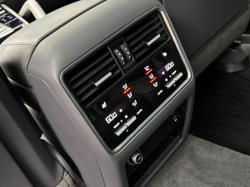 Used 2023 Porsche Cayenne Turbo AWD/4WD image 33