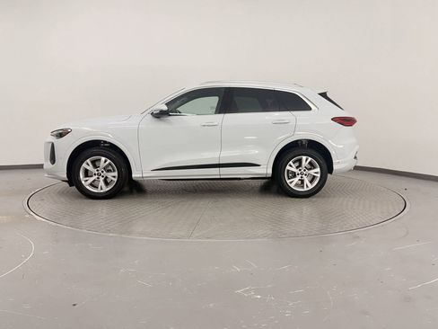 Used 2025 Audi Q5 Premium w/ Convenience Package image 2