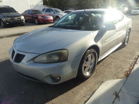 Used 2005 Pontiac Grand Prix w/ Drivers Plus Package image 2