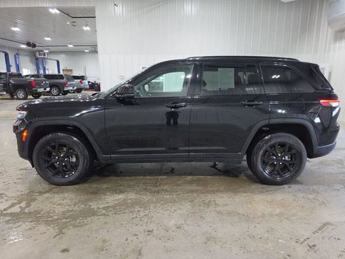 Used 2025 Jeep Grand Cherokee Altitude AWD/4WD image 5