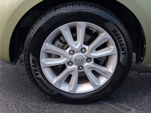 Used 2013 Kia Soul + FWD image 9