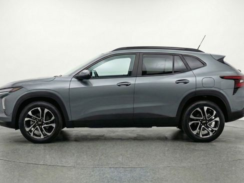 Used 2025 Chevrolet Trax LT w/ LT Convenience Package image 5