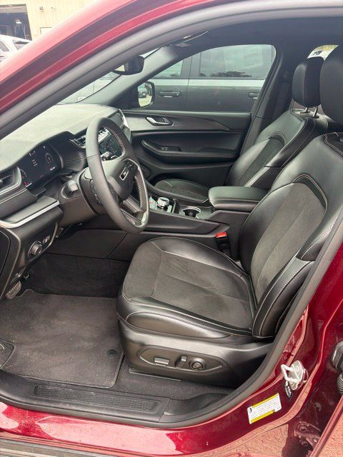 Used 2024 Jeep Grand Cherokee L Altitude AWD/4WD image 8