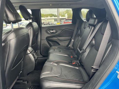 Used 2020 Jeep Cherokee Trailhawk AWD/4WD image 14