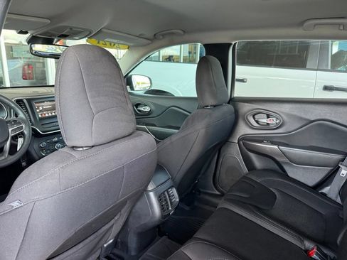 Used 2021 Jeep Cherokee Latitude FWD image 21