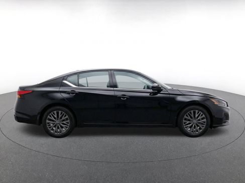 Used 2025 Nissan Altima 2.5 SV FWD image 10