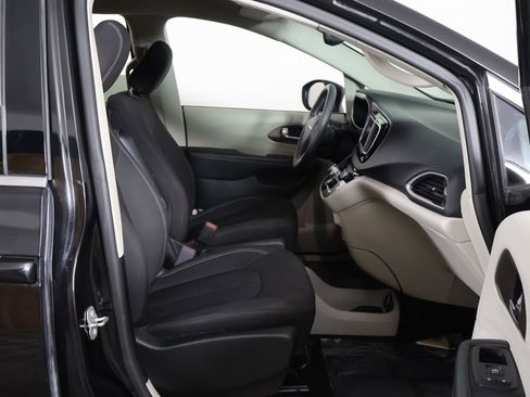 Used 2023 Chrysler Voyager LX FWD image 20