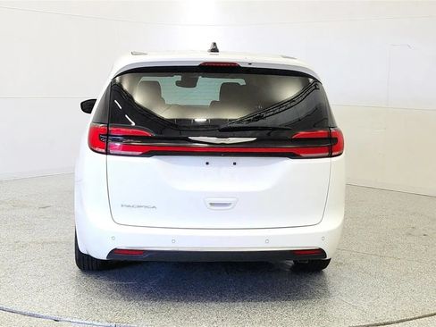 Used 2023 Chrysler Pacifica Touring-L FWD image 6