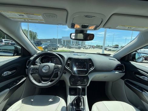 Used 2019 Jeep Cherokee Limited w/ Luxury Group AWD/4WD image 9