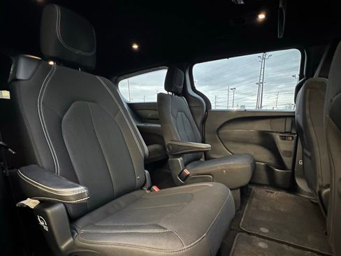 Used 2018 Chrysler Pacifica Touring Plus w/ S Appearance Package image 24