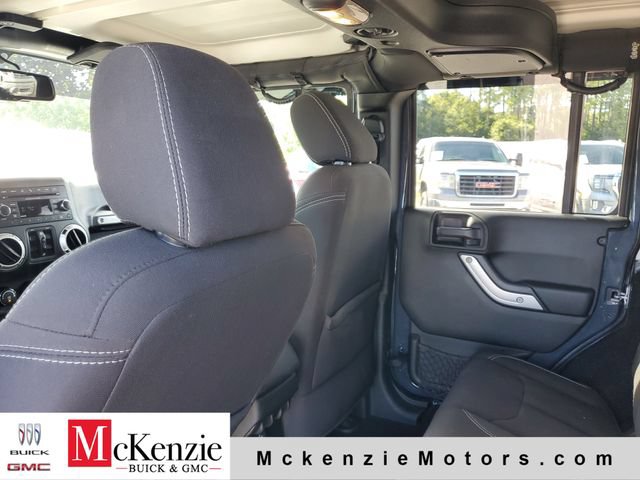 Used 2017 Jeep Wrangler Unlimited Sahara w/ Connectivity Group AWD/4WD image 22