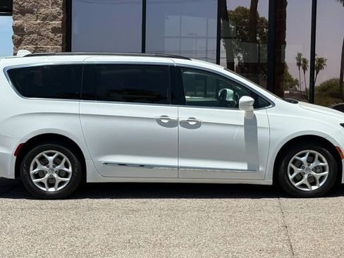 Used 2017 Chrysler Pacifica Touring-L w/ Tire & Wheel Group FWD image 14
