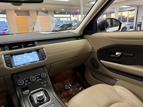 Used 2019 Land Rover Range Rover Evoque SE image 12