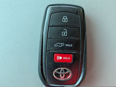 Used 2024 Toyota Highlander XLE image 29