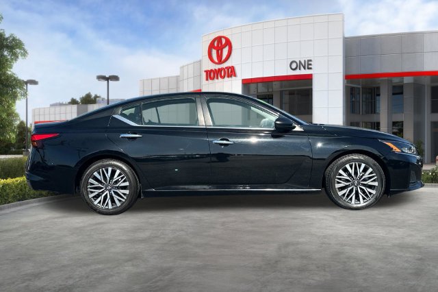 Used 2024 Nissan Altima 2.5 SV FWD image 3