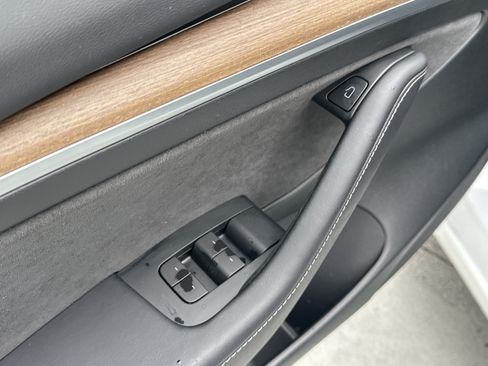Used 2023 Tesla Model 3 Standard Range RWD image 2