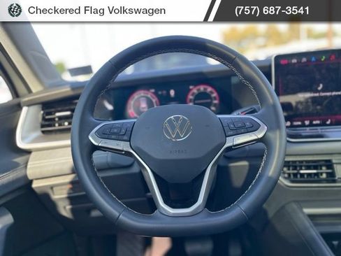 Used 2025 Volkswagen Tiguan SE AWD/4WD image 36