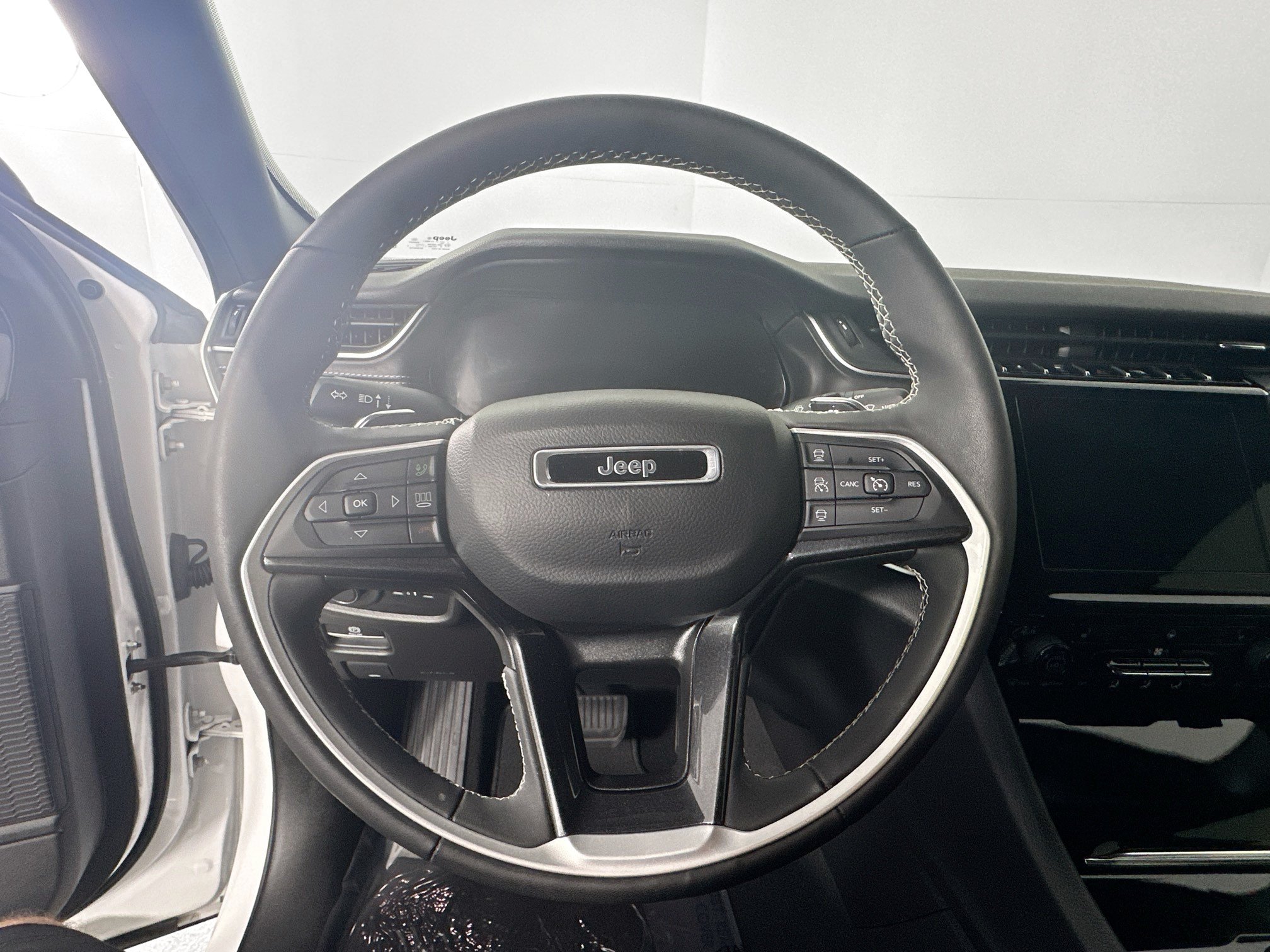 Used 2023 Jeep Grand Cherokee Altitude AWD/4WD image 11