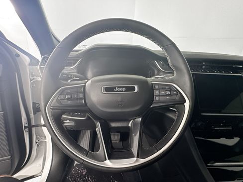 Used 2023 Jeep Grand Cherokee Altitude AWD/4WD image 11