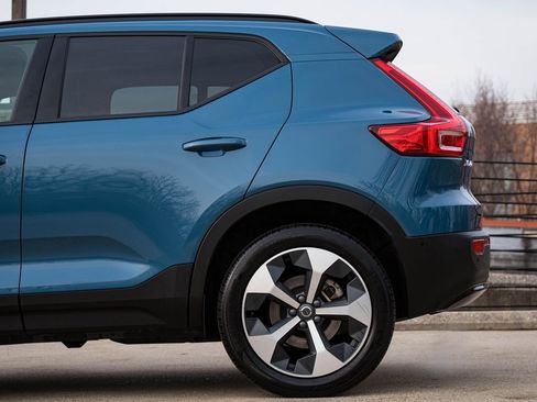 Certified 2025 Volvo XC40 B5 Plus image 4