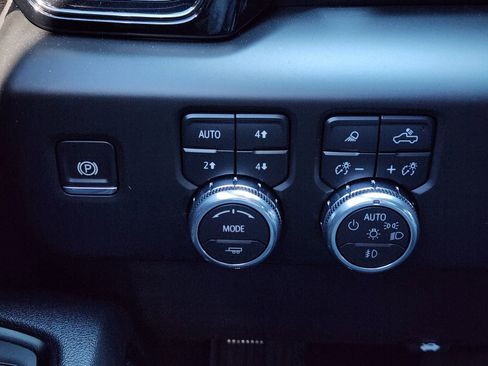 Used 2025 GMC Sierra 1500 AT4 w/ AT4 Premium Package image 26