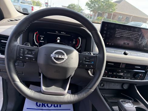 Used 2025 Nissan Rogue SL w/ Tech Package FWD image 18