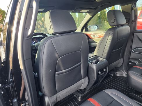 Used 2025 Chevrolet Traverse RS image 16