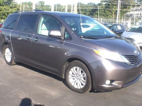Used 2014 Toyota Sienna XLE image 2
