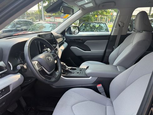 Used 2024 Toyota Highlander LE AWD/4WD image 14
